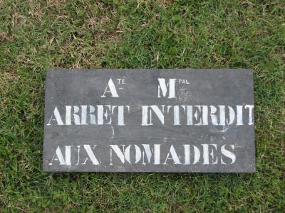 Arrêté municipal. Arrêt interdit aux nomades